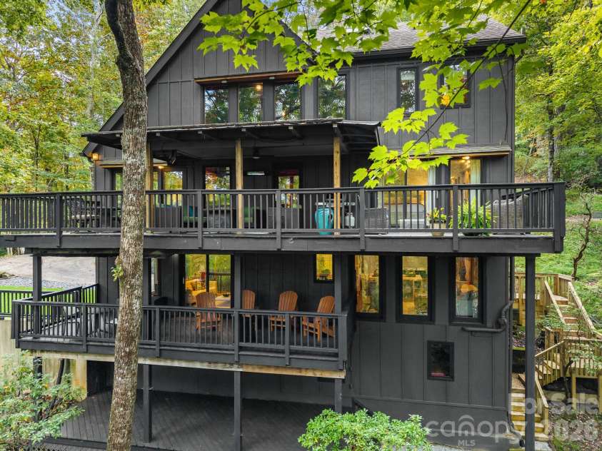 148 Tsisqua Circle, Brevard, NC 28712.  MLS# CAR4422473, YatesRealty ID 55475. 