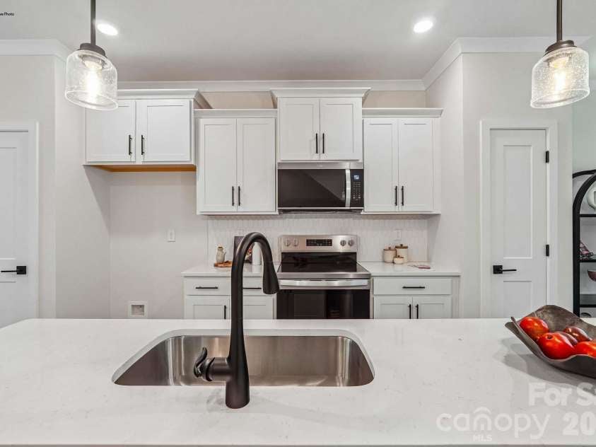 825 Hammers Lane, Charlotte, NC 28205.  MLS# CAR4432733, YatesRealty ID 55483. 