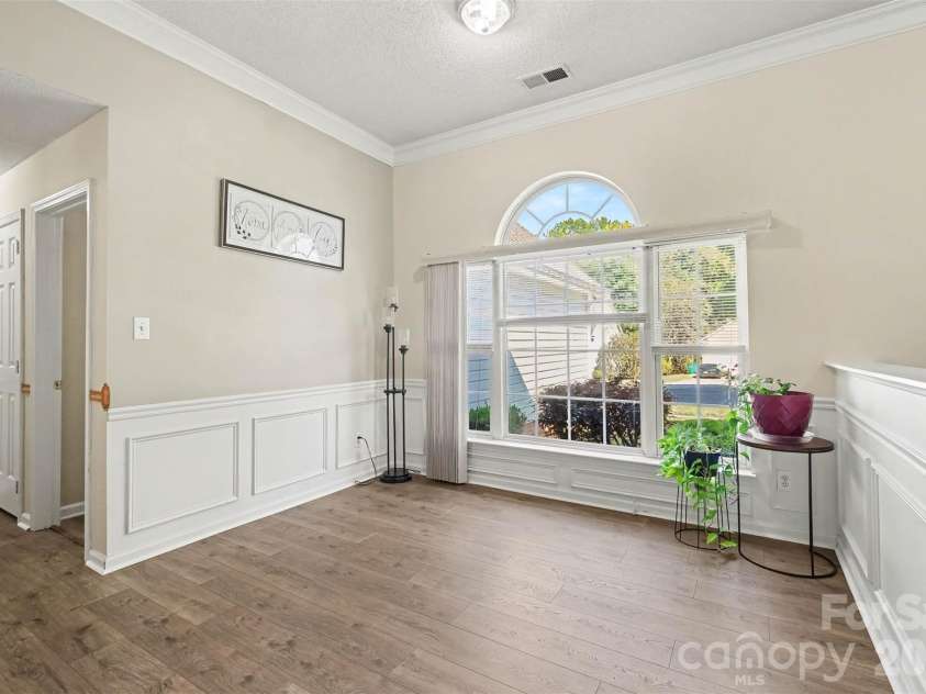 11609 Long Forest Drive, Charlotte, NC 28269.  MLS# CAR4430770, YatesRealty ID 55484. Additional living or dining area