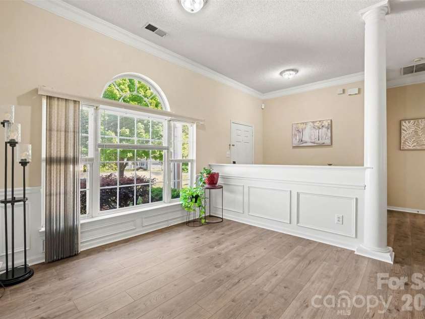 11609 Long Forest Drive, Charlotte, NC 28269.  MLS# CAR4430770, YatesRealty ID 55484. Additional living or dining area