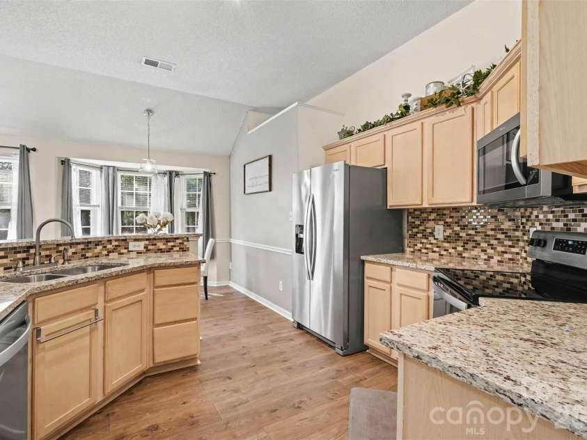 11609 Long Forest Drive, Charlotte, NC 28269.  MLS# CAR4430770, YatesRealty ID 55484. Kitchen