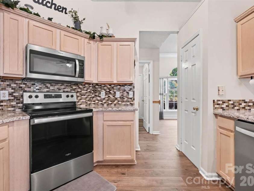 11609 Long Forest Drive, Charlotte, NC 28269.  MLS# CAR4430770, YatesRealty ID 55484. Kitchen