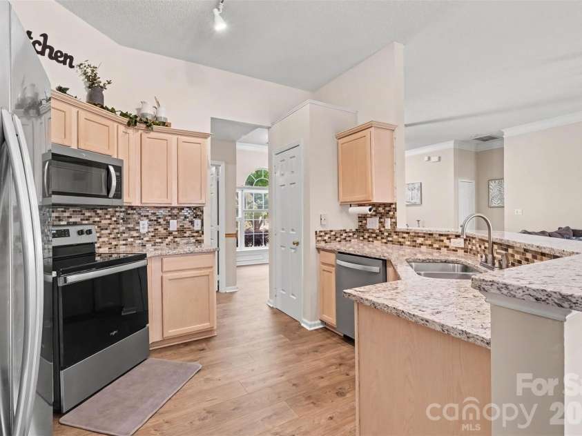 11609 Long Forest Drive, Charlotte, NC 28269.  MLS# CAR4430770, YatesRealty ID 55484. Kitchen