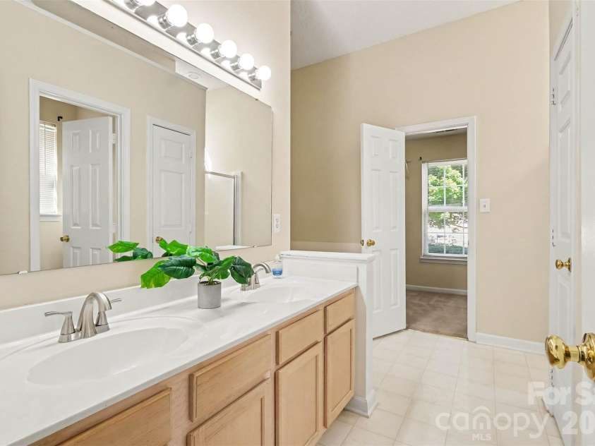 11609 Long Forest Drive, Charlotte, NC 28269.  MLS# CAR4430770, YatesRealty ID 55484. Primary en-suite large bathroom