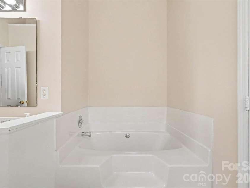 11609 Long Forest Drive, Charlotte, NC 28269.  MLS# CAR4430770, YatesRealty ID 55484. Primary en-suite large bathroom