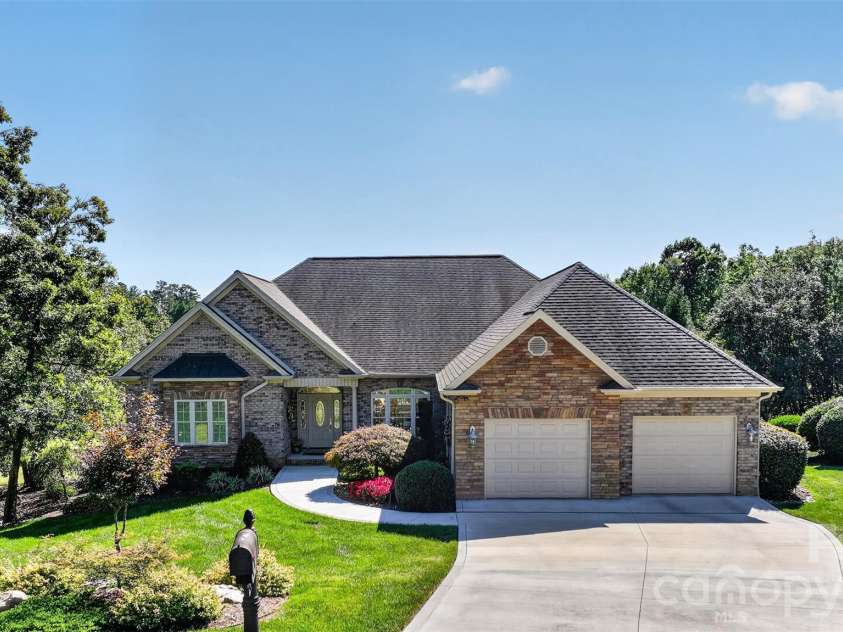 76 Divot Court, Hickory, NC 28601.  MLS# CAR4432298, YatesRealty ID 55493. 