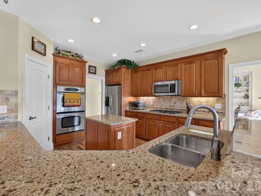 76 Divot Court, Hickory, NC 28601.  MLS# CAR4432298, YatesRealty ID 55493. 