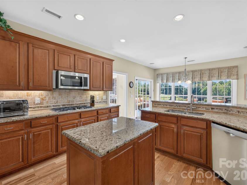 76 Divot Court, Hickory, NC 28601.  MLS# CAR4432298, YatesRealty ID 55493. 