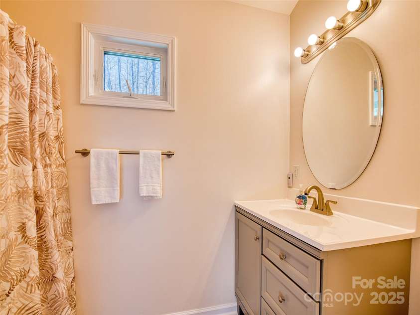12 Lila Lane, Leicester, NC 28748.  MLS# CAR4254500, YatesRealty ID 555. Upper Level Bath