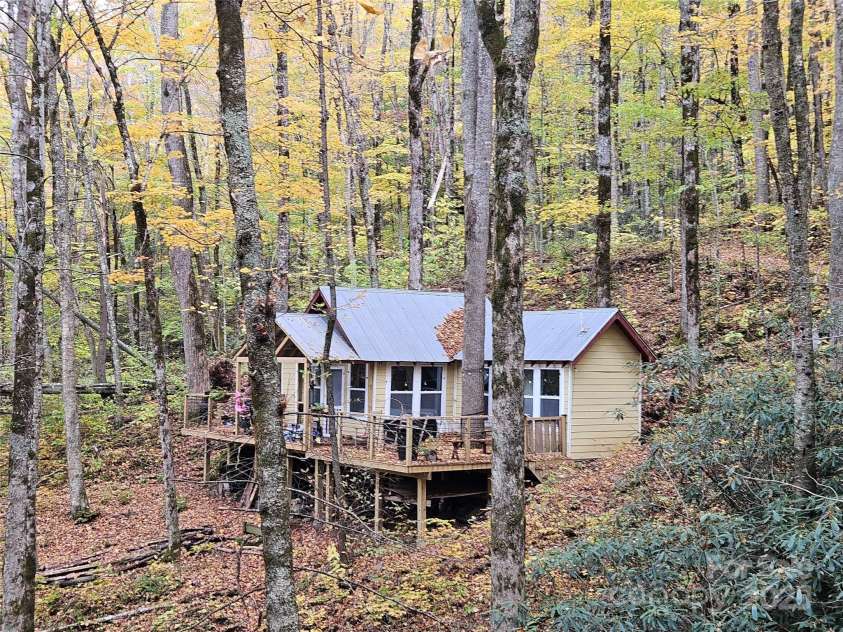 25 Hollow Log Road, Burnsville, NC 28714.  MLS# CAR4327813, YatesRealty ID 555. 