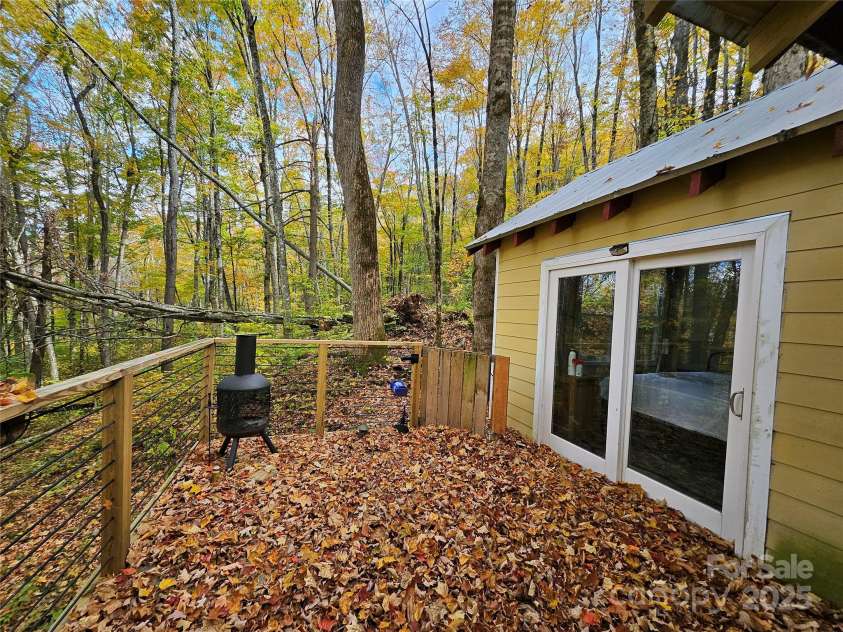 25 Hollow Log Road, Burnsville, NC 28714.  MLS# CAR4327813, YatesRealty ID 555. 