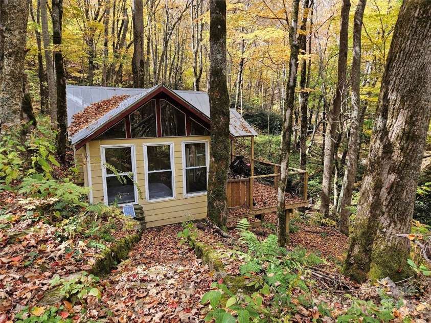 25 Hollow Log Road, Burnsville, NC 28714.  MLS# CAR4327813, YatesRealty ID 555. 