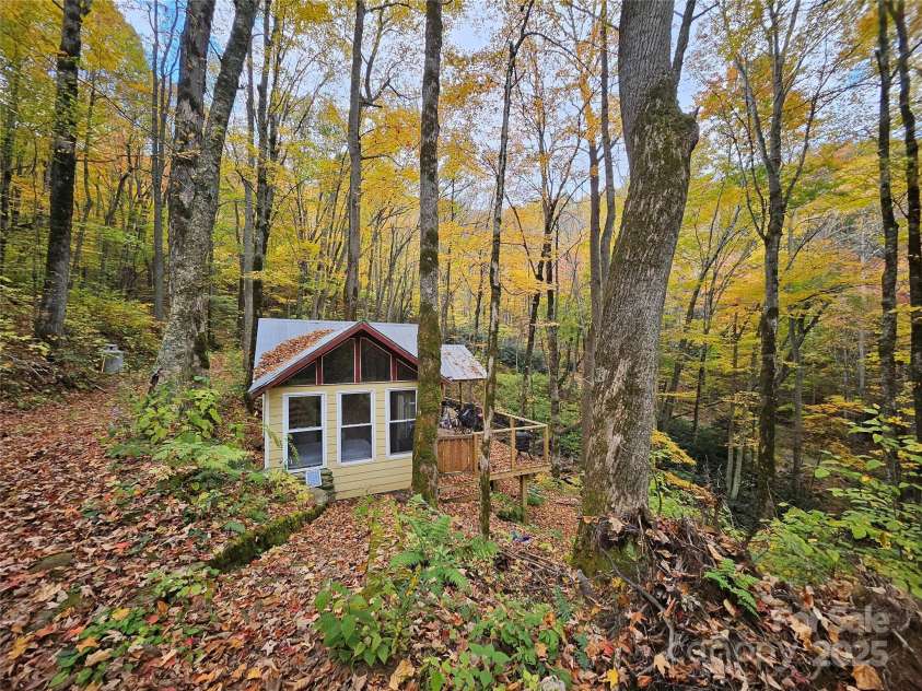 25 Hollow Log Road, Burnsville, NC 28714.  MLS# CAR4327813, YatesRealty ID 555. 