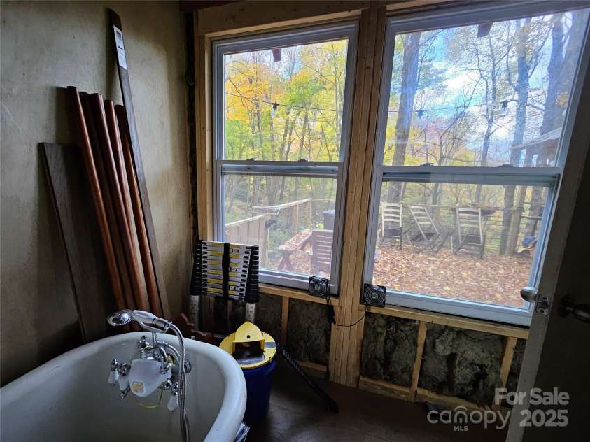 25 Hollow Log Road, Burnsville, NC 28714.  MLS# CAR4327813, YatesRealty ID 555. 