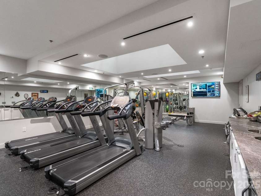 127 Tryon Street, Charlotte, NC 28202.  MLS# CAR4240229, YatesRealty ID 5550. 