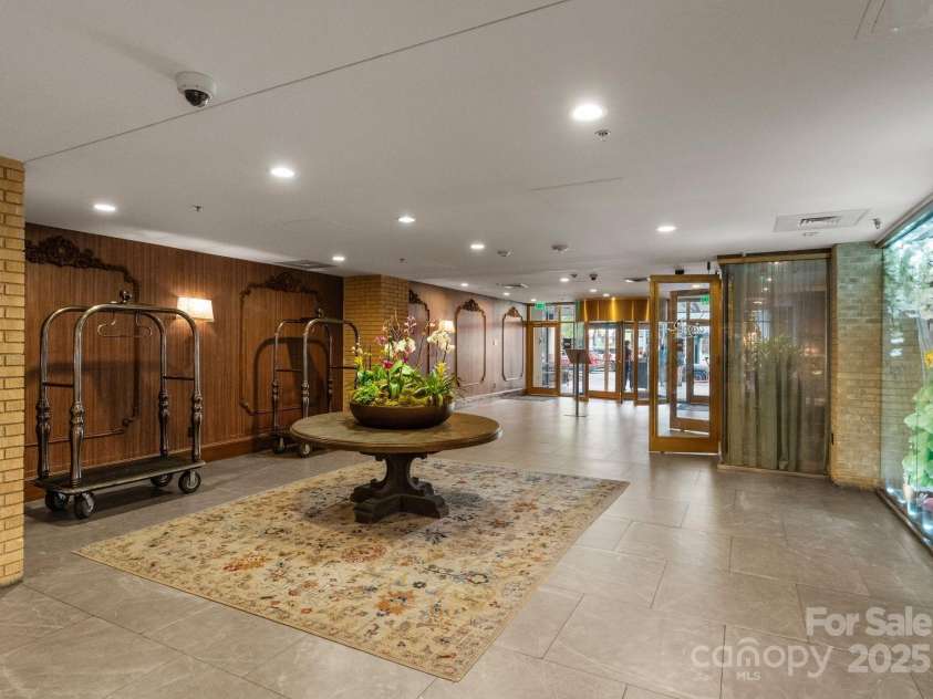 127 Tryon Street, Charlotte, NC 28202.  MLS# CAR4240229, YatesRealty ID 5550. 