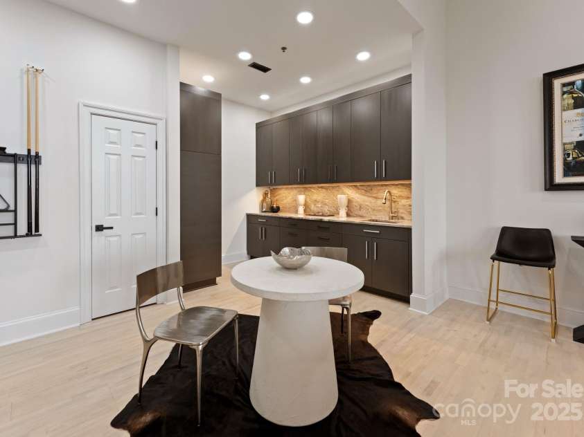 127 Tryon Street, Charlotte, NC 28202.  MLS# CAR4240229, YatesRealty ID 5550. 