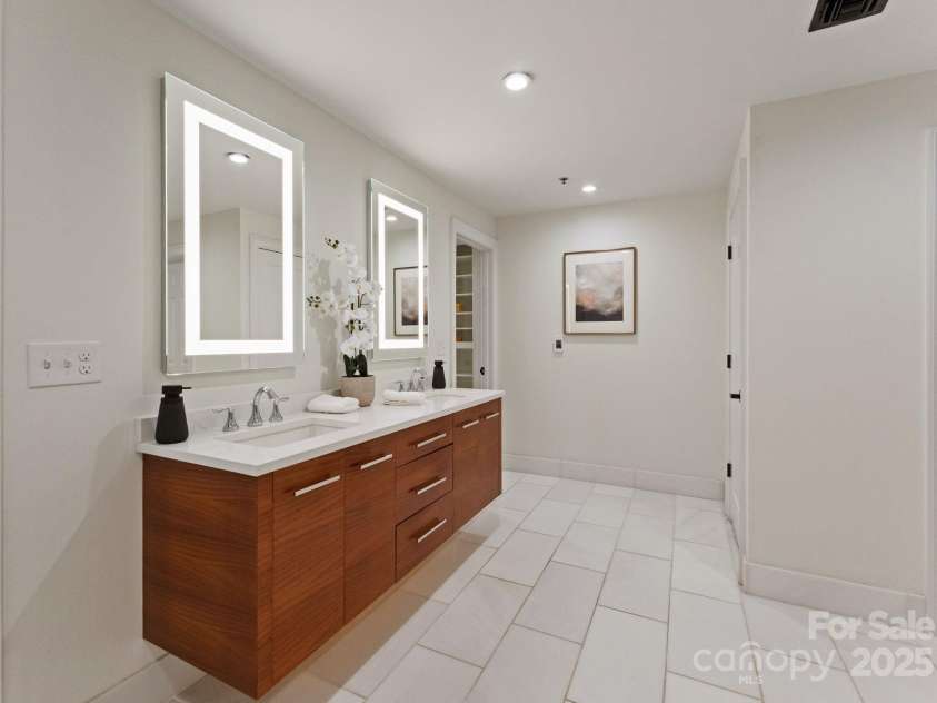 127 Tryon Street, Charlotte, NC 28202.  MLS# CAR4240229, YatesRealty ID 5550. 