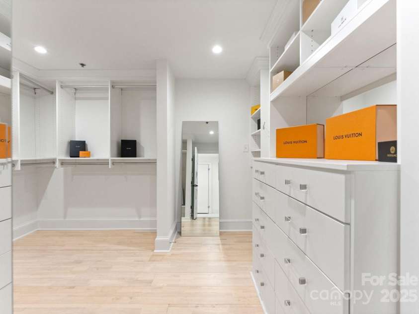 127 Tryon Street, Charlotte, NC 28202.  MLS# CAR4240229, YatesRealty ID 5550. 