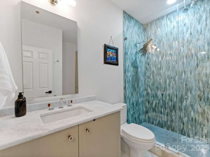127 Tryon Street, Charlotte, NC 28202.  MLS# CAR4240229, YatesRealty ID 5550. 