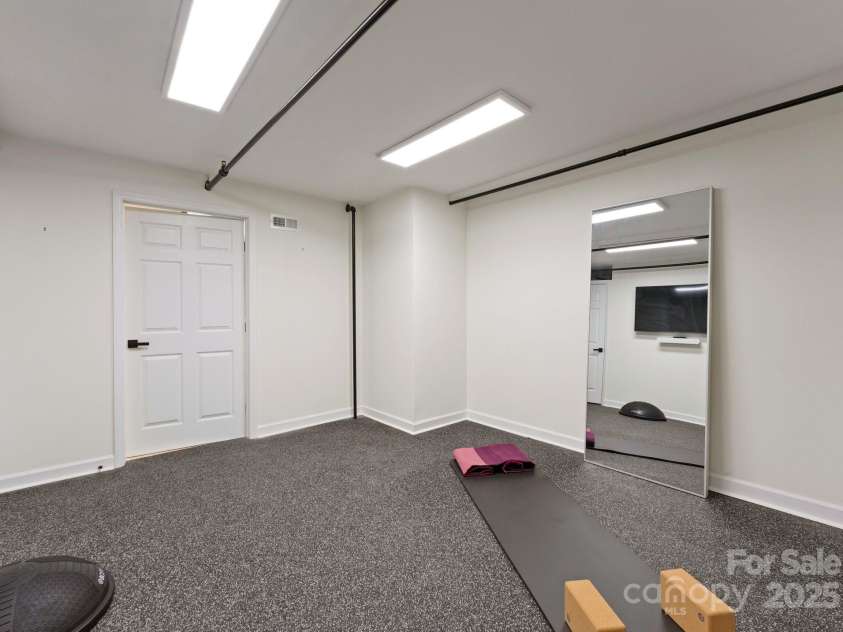 127 Tryon Street, Charlotte, NC 28202.  MLS# CAR4240229, YatesRealty ID 5550. 