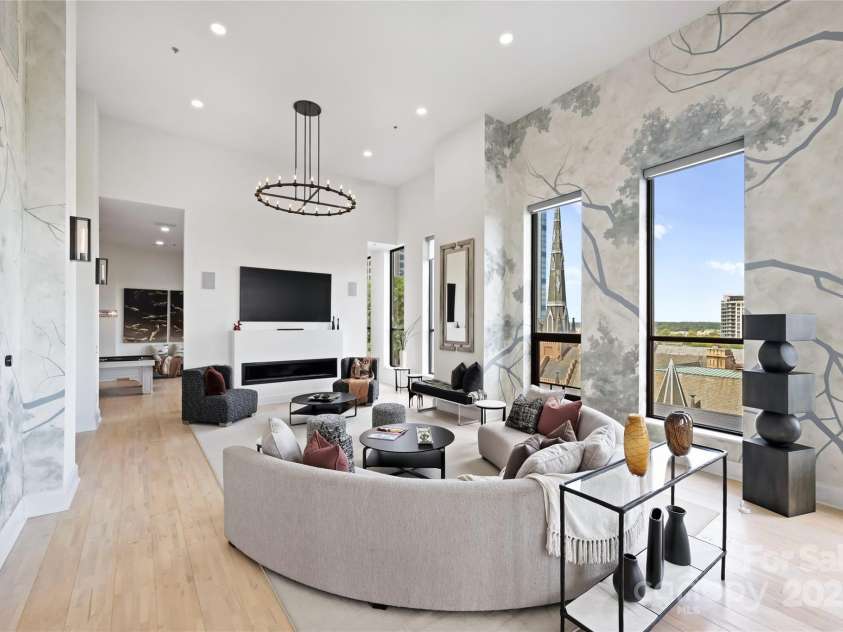 127 Tryon Street, Charlotte, NC 28202.  MLS# CAR4308165, YatesRealty ID 5550. Great room alternate angle highlighting dramatic scale and architectural volume