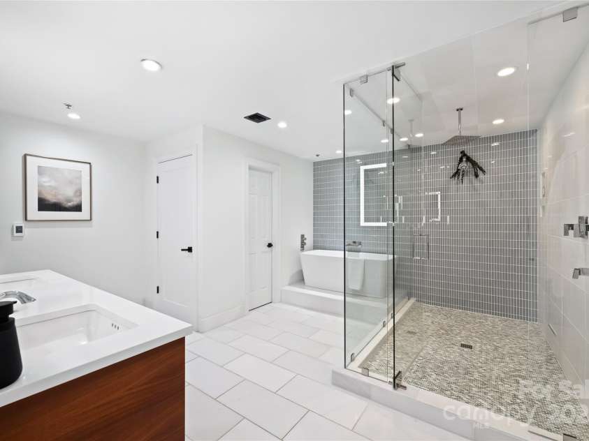 127 Tryon Street, Charlotte, NC 28202.  MLS# CAR4308165, YatesRealty ID 5550. Heated floors 