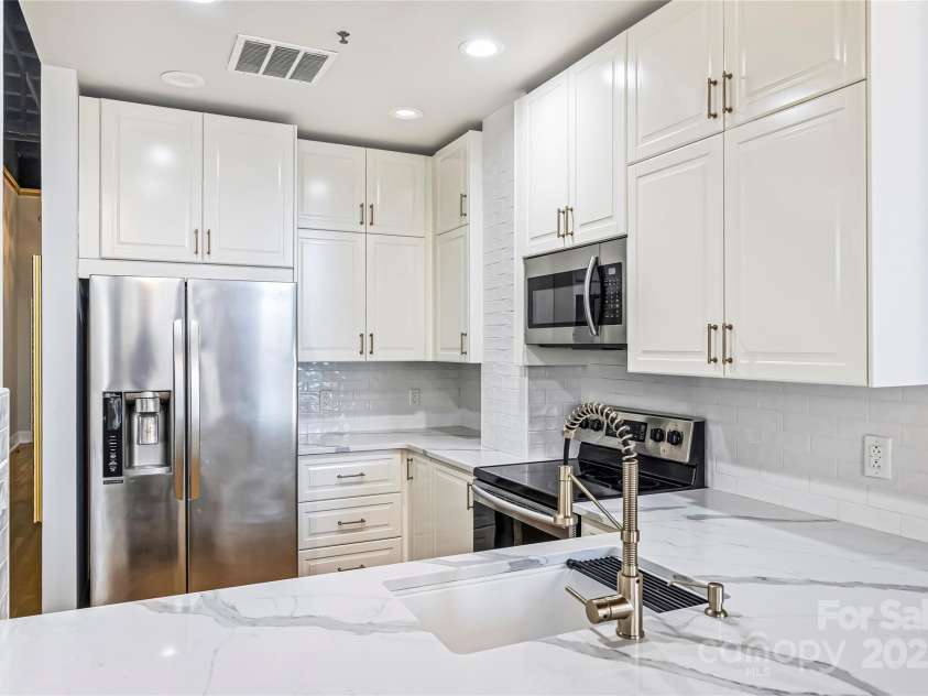 127 Tryon Street, Charlotte, NC 28202.  MLS# CAR4311876, YatesRealty ID 5550. 