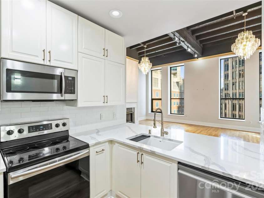 127 Tryon Street, Charlotte, NC 28202.  MLS# CAR4311876, YatesRealty ID 5550. 