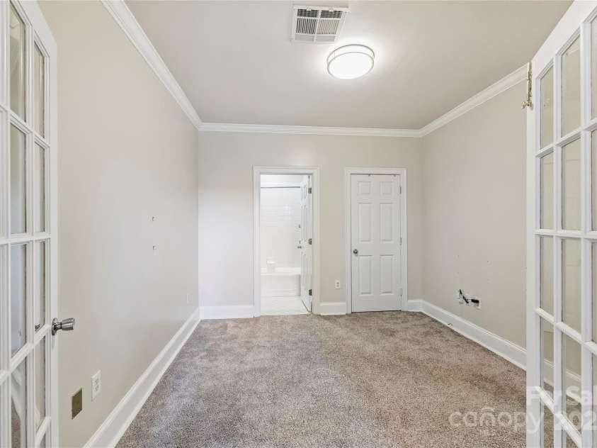 127 Tryon Street, Charlotte, NC 28202.  MLS# CAR4311876, YatesRealty ID 5550. 