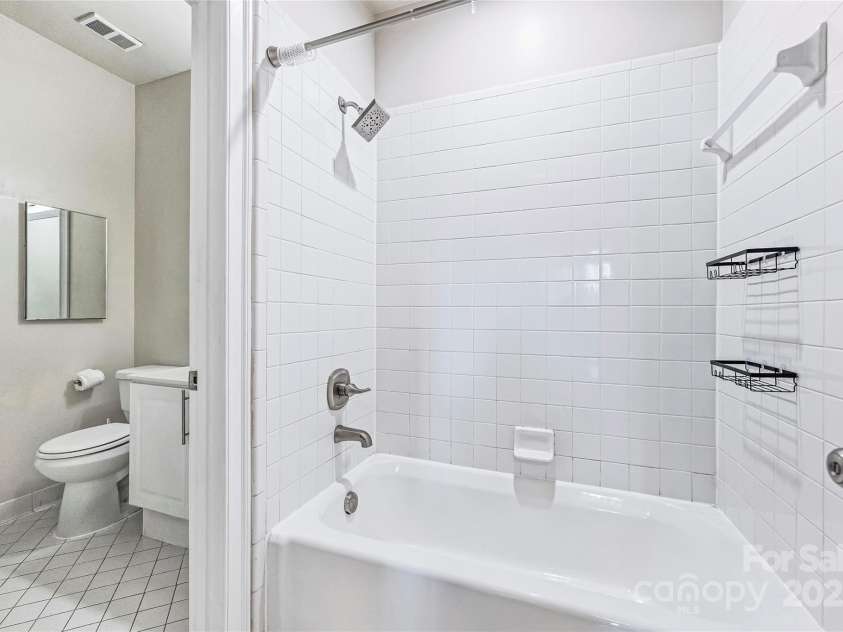 127 Tryon Street, Charlotte, NC 28202.  MLS# CAR4311876, YatesRealty ID 5550. 