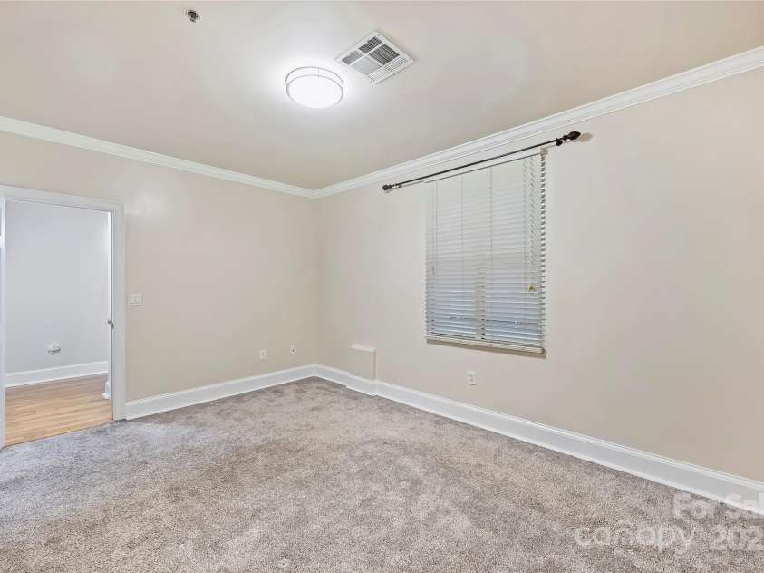 127 Tryon Street, Charlotte, NC 28202.  MLS# CAR4311876, YatesRealty ID 5550. 