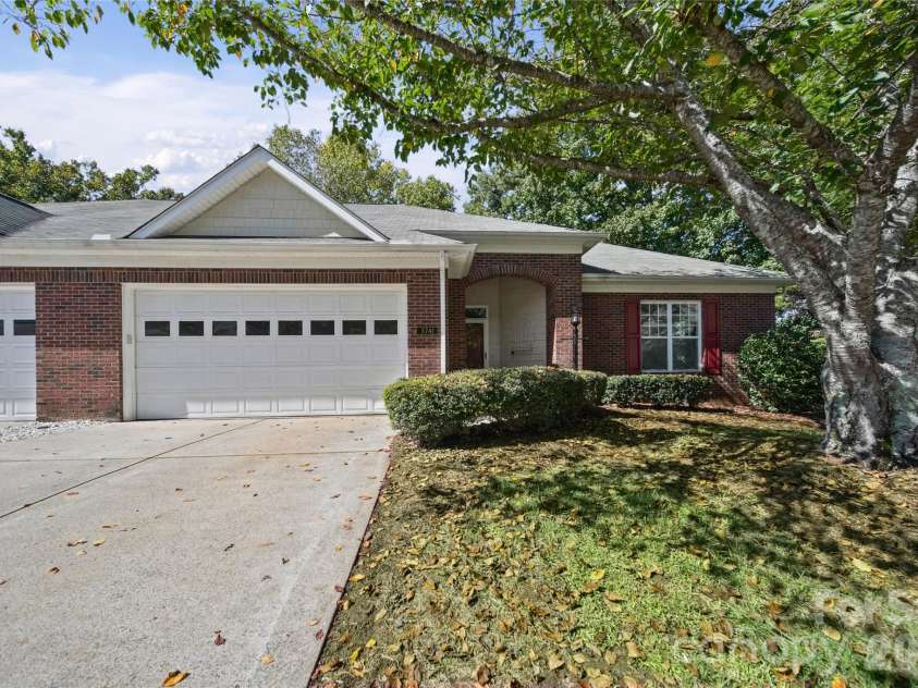 3741 Oak View Court, Matthews, NC 28105.  MLS# CAR4431812, YatesRealty ID 55507. 