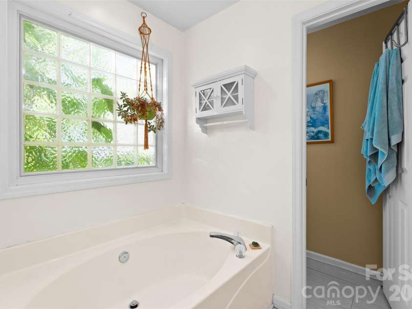 4618 Hendrix Court, Concord, NC 28025.  MLS# CAR4431884, YatesRealty ID 55512. Primary Bath