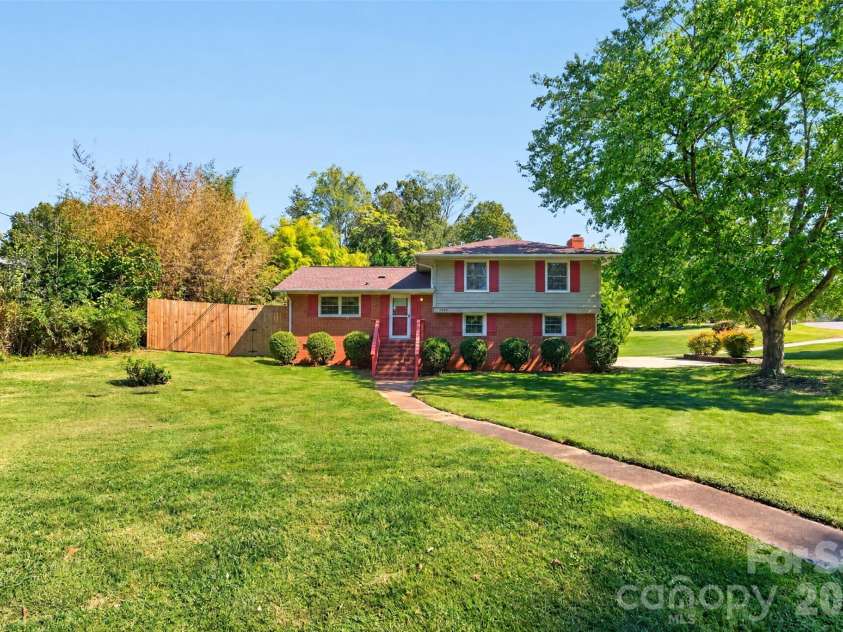 3325 Saint Evans Road, Charlotte, NC 28214.  MLS# CAR4432718, YatesRealty ID 55513. 