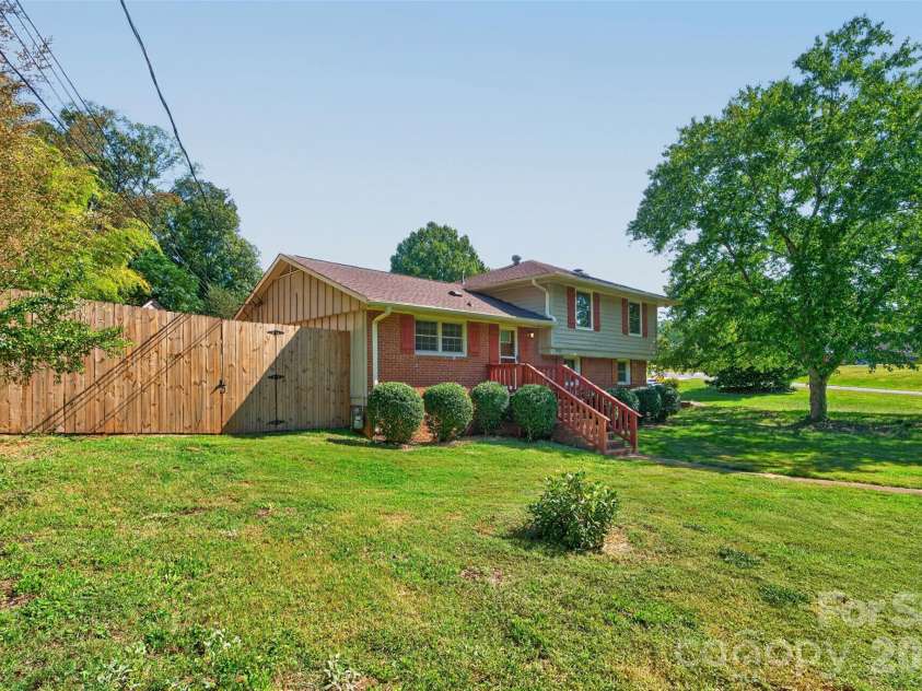 3325 Saint Evans Road, Charlotte, NC 28214.  MLS# CAR4432718, YatesRealty ID 55513. 
