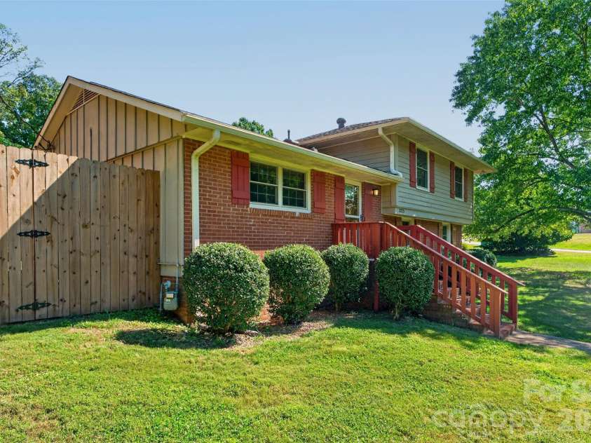 3325 Saint Evans Road, Charlotte, NC 28214.  MLS# CAR4432718, YatesRealty ID 55513. 
