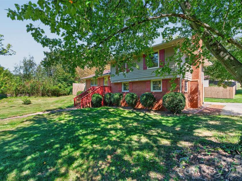 3325 Saint Evans Road, Charlotte, NC 28214.  MLS# CAR4432718, YatesRealty ID 55513. 
