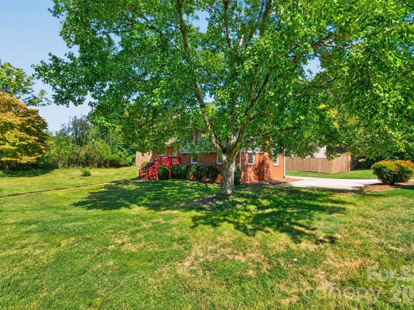 3325 Saint Evans Road, Charlotte, NC 28214.  MLS# CAR4432718, YatesRealty ID 55513. 