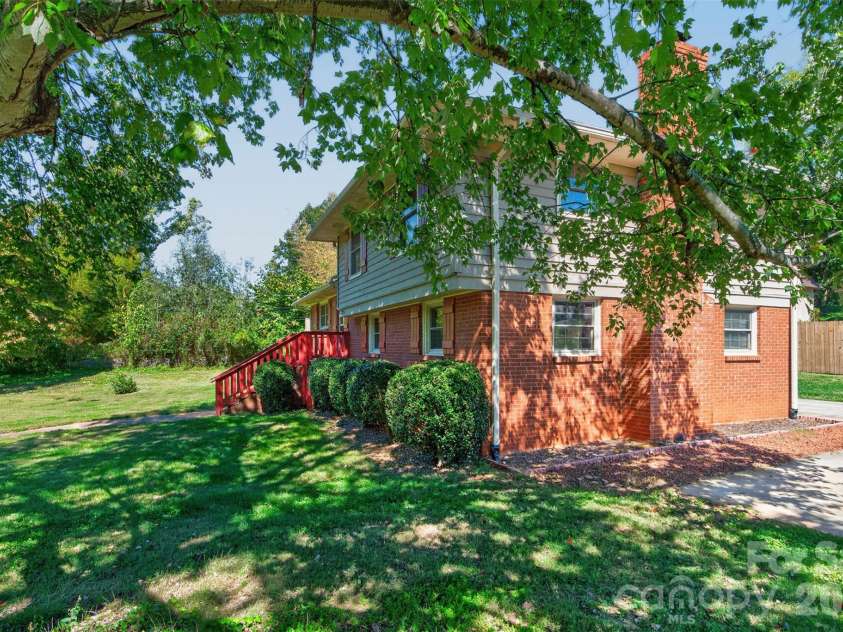 3325 Saint Evans Road, Charlotte, NC 28214.  MLS# CAR4432718, YatesRealty ID 55513. 