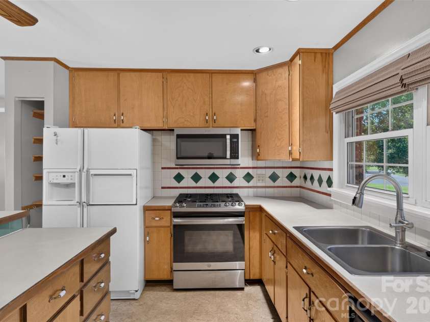 3325 Saint Evans Road, Charlotte, NC 28214.  MLS# CAR4432718, YatesRealty ID 55513. 