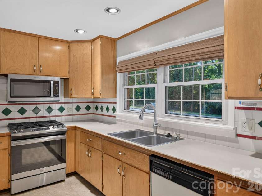 3325 Saint Evans Road, Charlotte, NC 28214.  MLS# CAR4432718, YatesRealty ID 55513. 