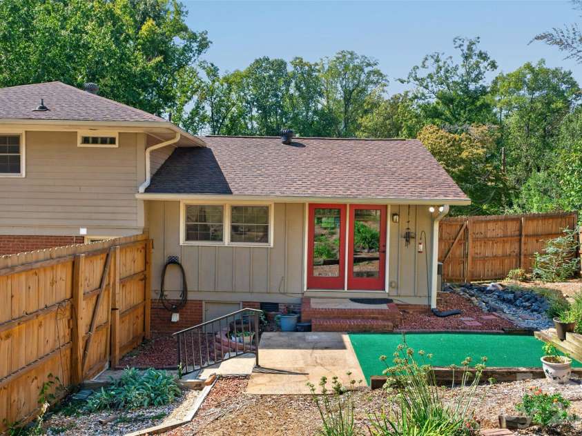 3325 Saint Evans Road, Charlotte, NC 28214.  MLS# CAR4432718, YatesRealty ID 55513. 