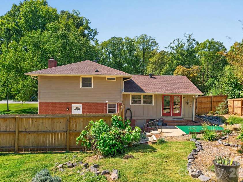 3325 Saint Evans Road, Charlotte, NC 28214.  MLS# CAR4432718, YatesRealty ID 55513. 