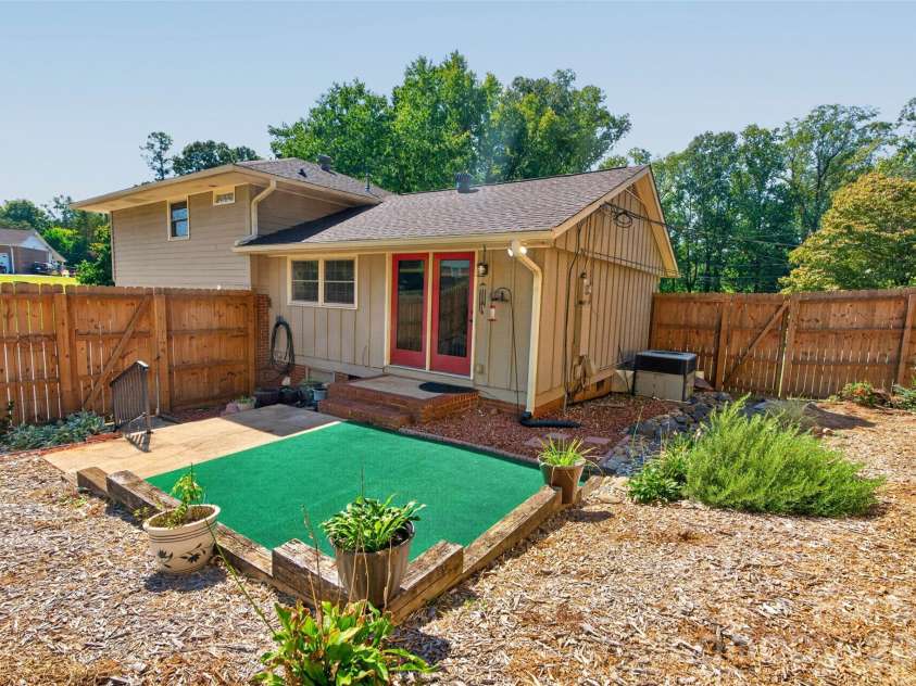 3325 Saint Evans Road, Charlotte, NC 28214.  MLS# CAR4432718, YatesRealty ID 55513. 