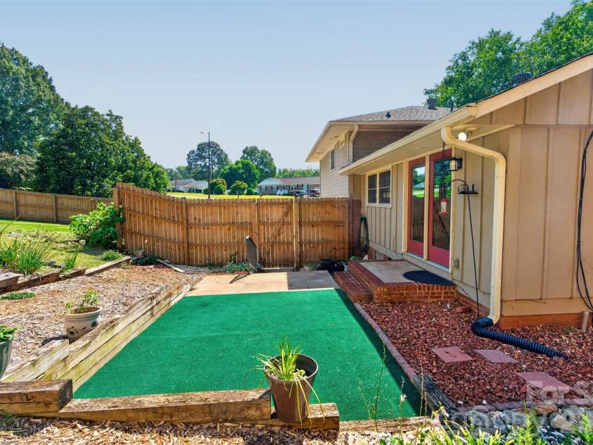 3325 Saint Evans Road, Charlotte, NC 28214.  MLS# CAR4432718, YatesRealty ID 55513. 