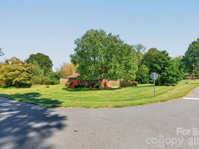 3325 Saint Evans Road, Charlotte, NC 28214.  MLS# CAR4432718, YatesRealty ID 55513. 
