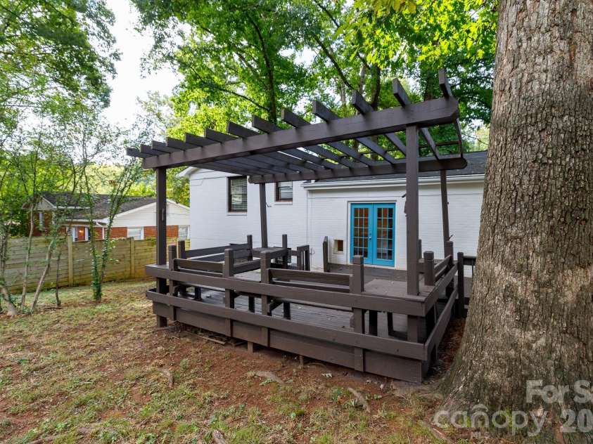5121 Kistler Avenue, Charlotte, NC 28205.  MLS# CAR4432756, YatesRealty ID 55517. 