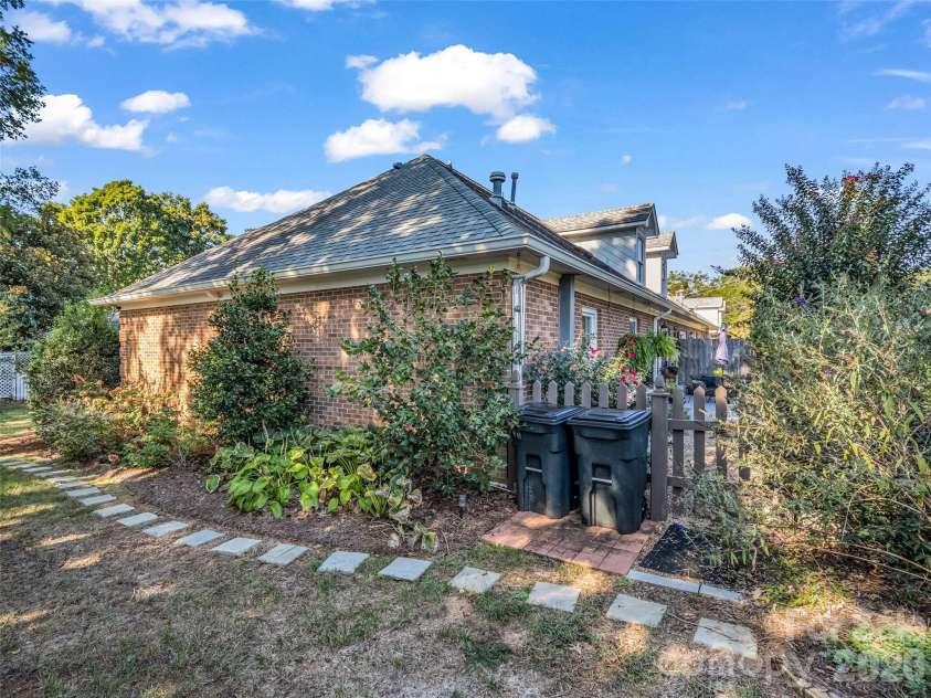 1834 Robinwood Road, Gastonia, NC 28054.  MLS# CAR4432554, YatesRealty ID 55519. 