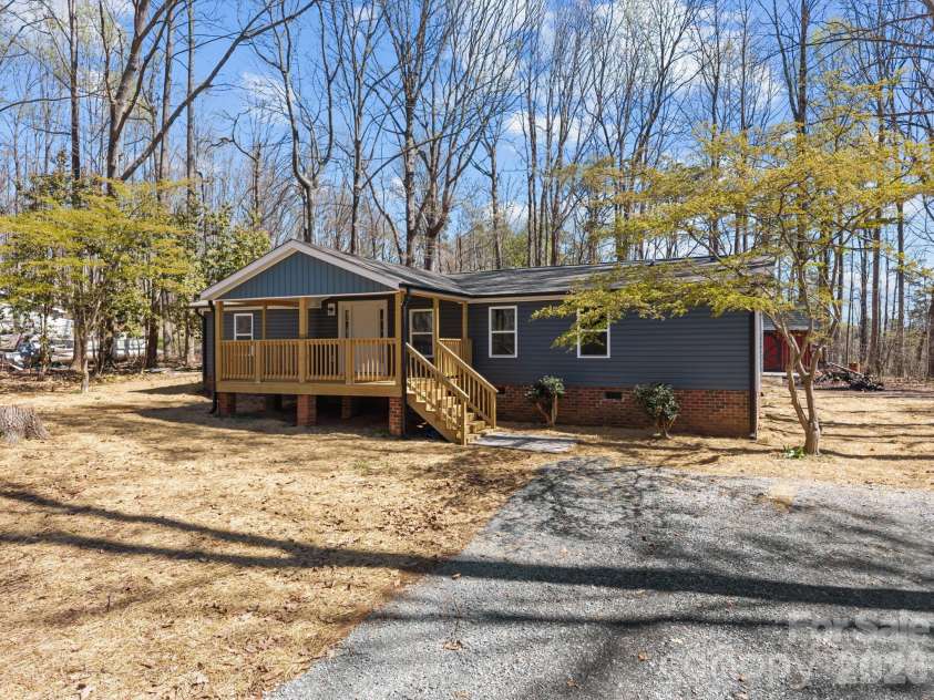 215 Crescent Heights Drive, Salisbury, NC 28146.  MLS# CAR4359710, YatesRealty ID 5552. 